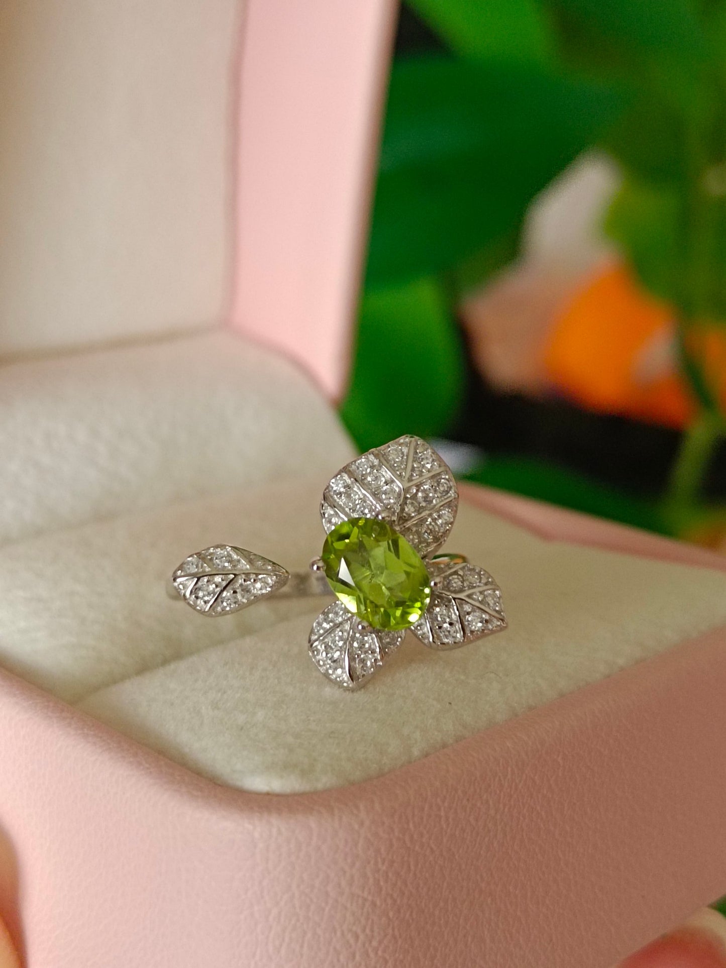 Anello con peridoto naturale radioso: un tocco di primavera in gioielleria