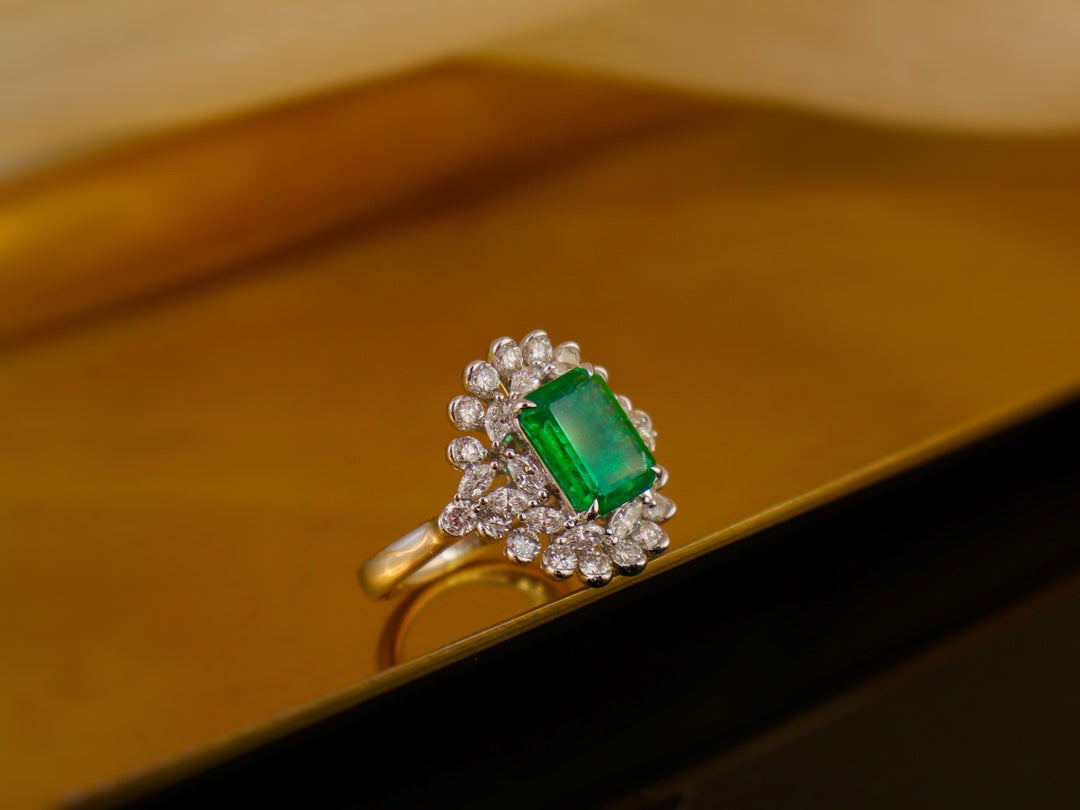 Emerald Ring Splendor - Luxurious Jewelry Piece