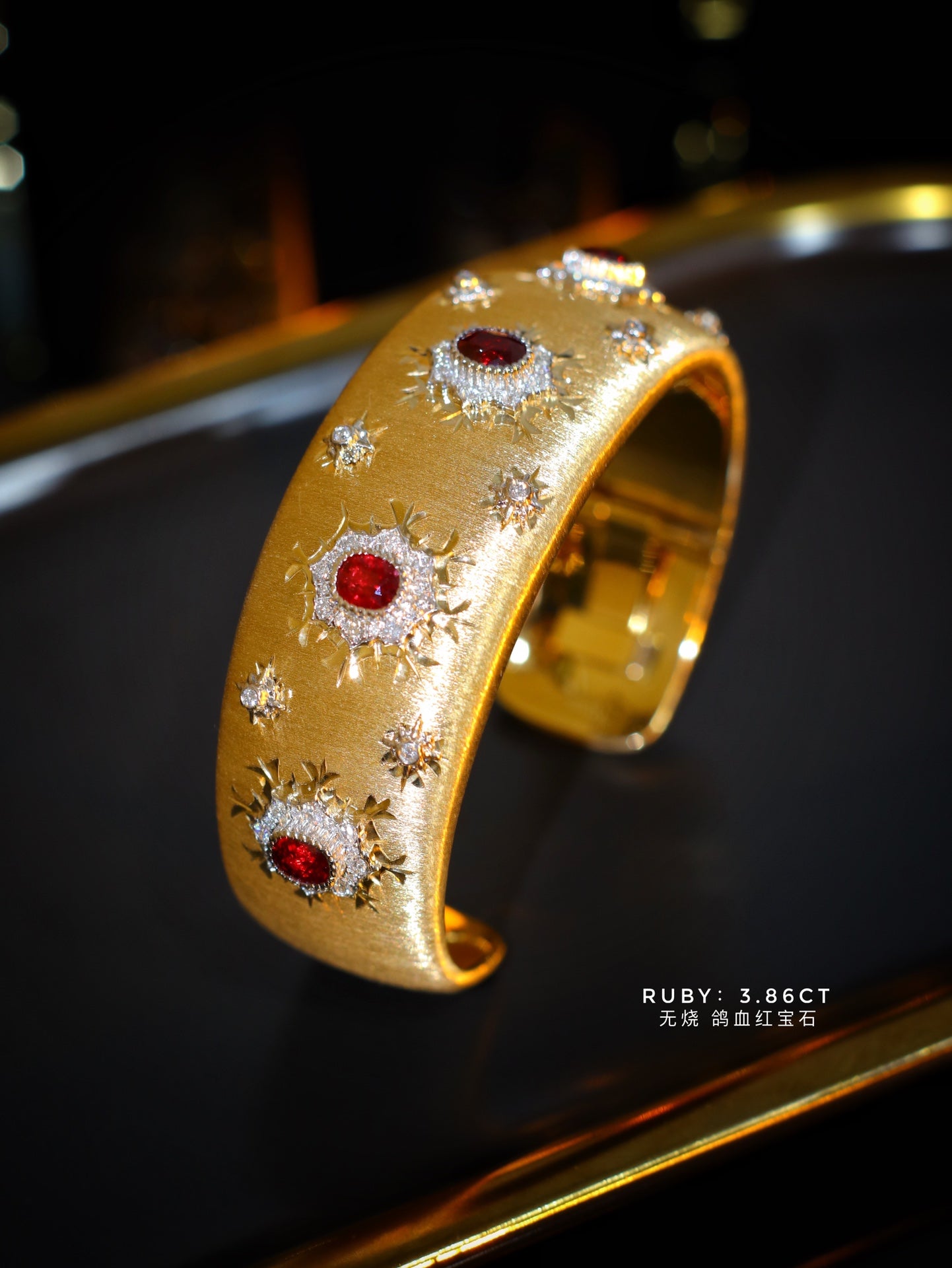 Luxueux bracelet manchette large de style Buccellati avec pierre précieuse rouge sang de pigeon