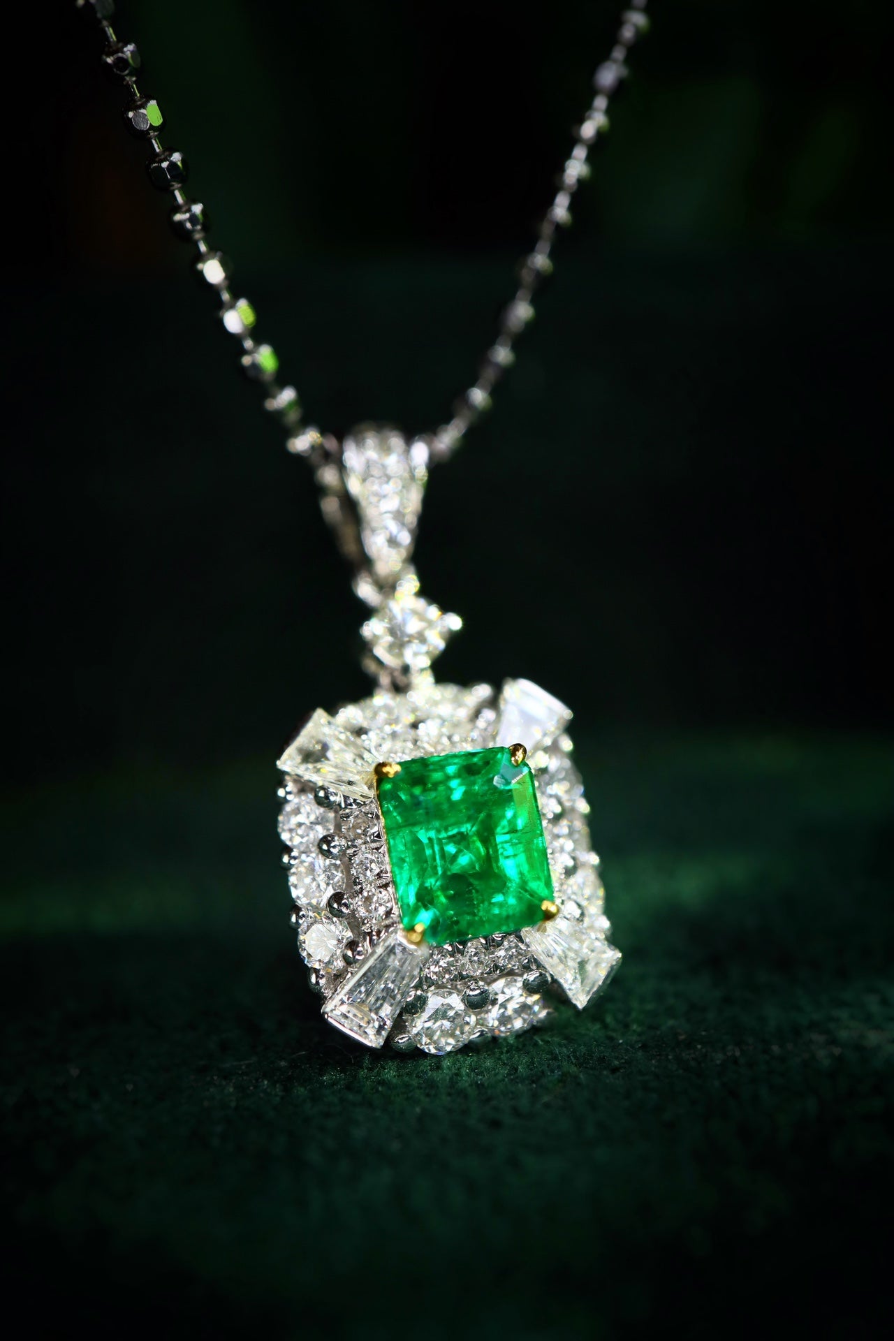 Panjshir Emerald Pendant - A Mesmerizing Jewelry Piece