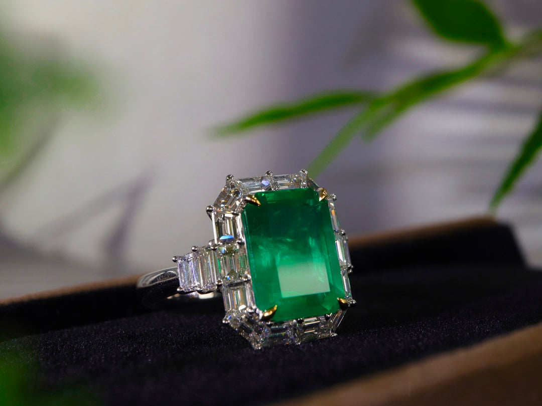 Vivid Green Emerald Ring - A Luxurious Jewelry Piece