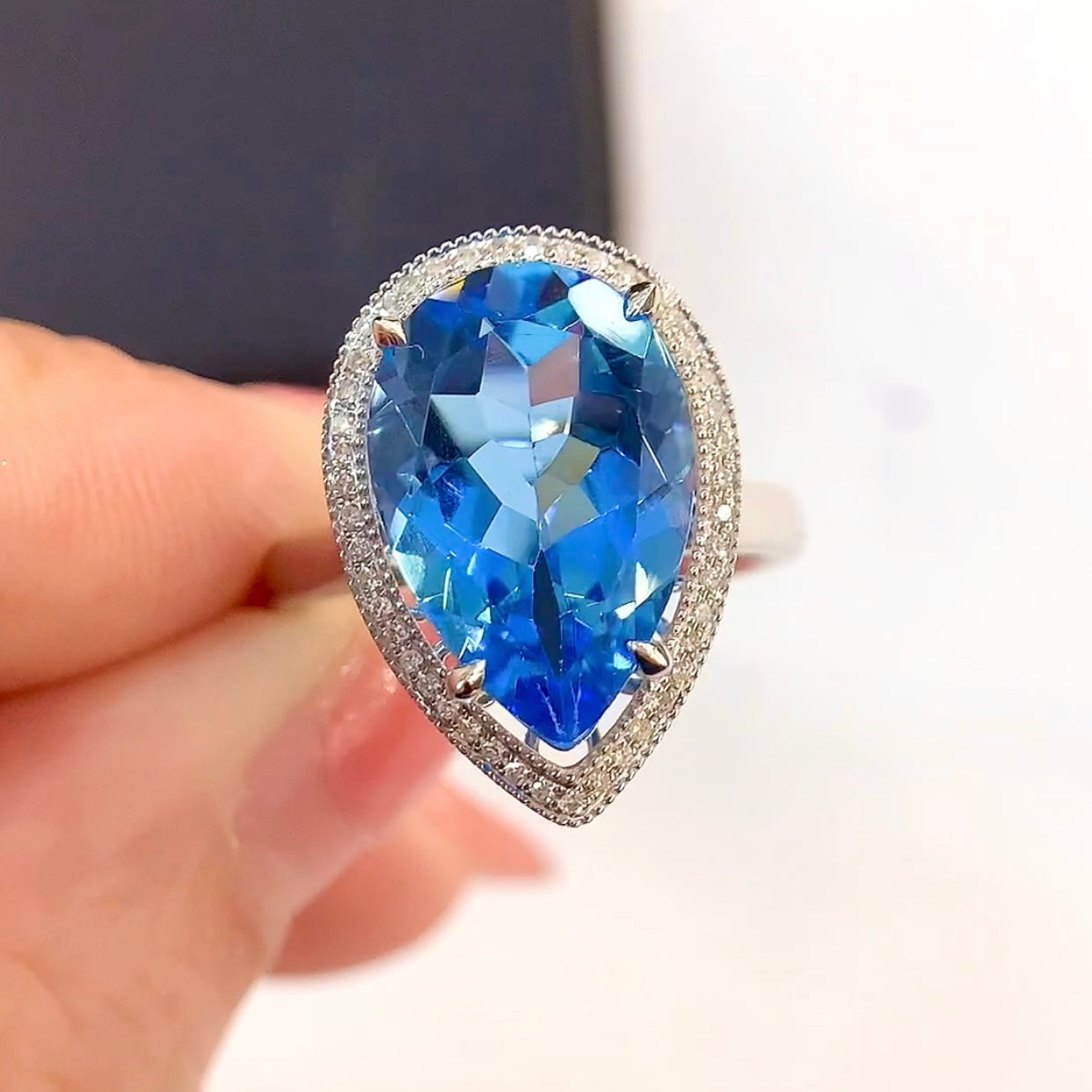 Exquisite Topaz Ring in 18K Gold with Diamond Accents - A Jewelry Delight