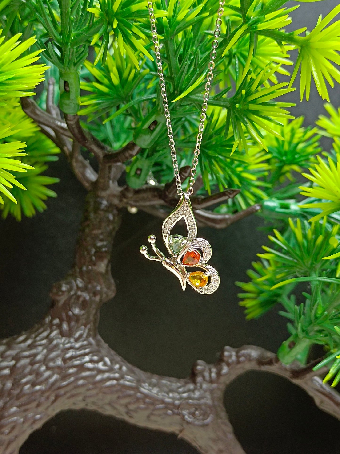 Eleganti gioielli con pendente in zaffiro multicolore realizzati in argento sterling S925 e oro 18 carati