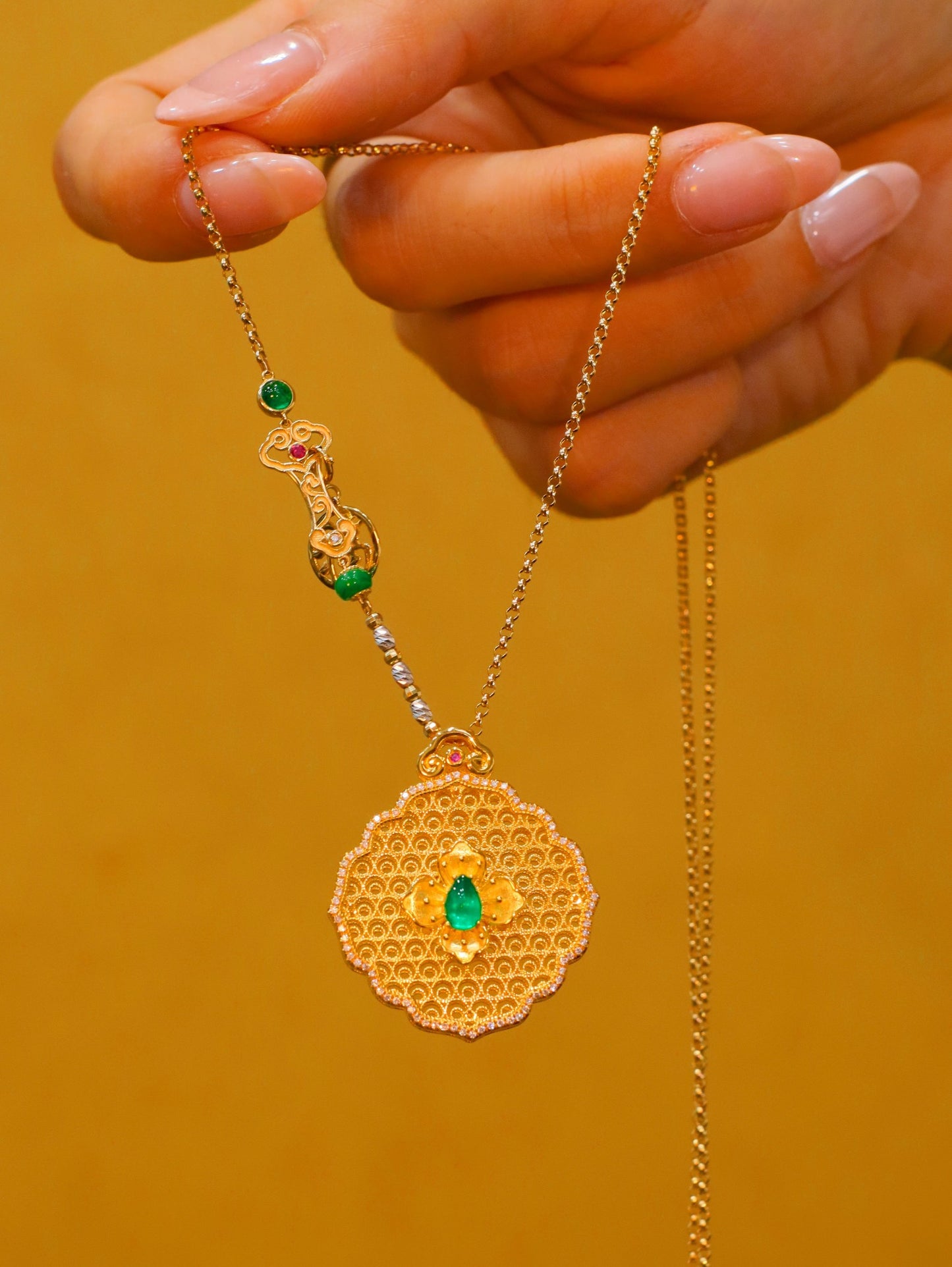 Ruyi Filigree Pendant with Emerald Gemstone - Exquisite Jewelry Craftsmanship