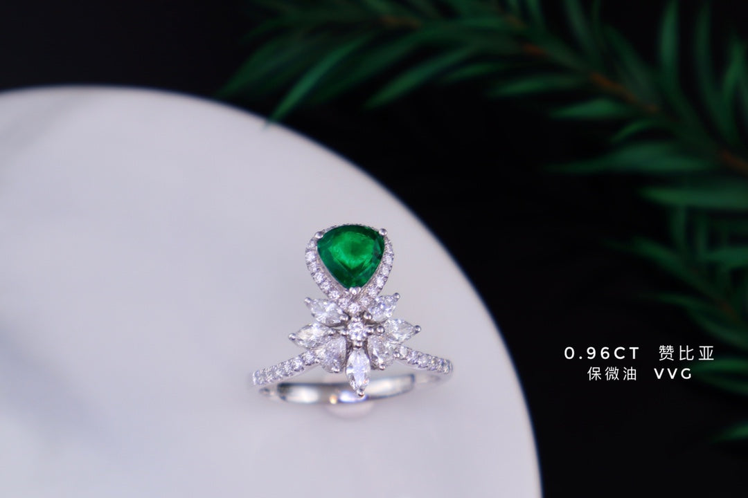 Emerald Ring - Premium Jewelry Piece with Vibrant Green Hue