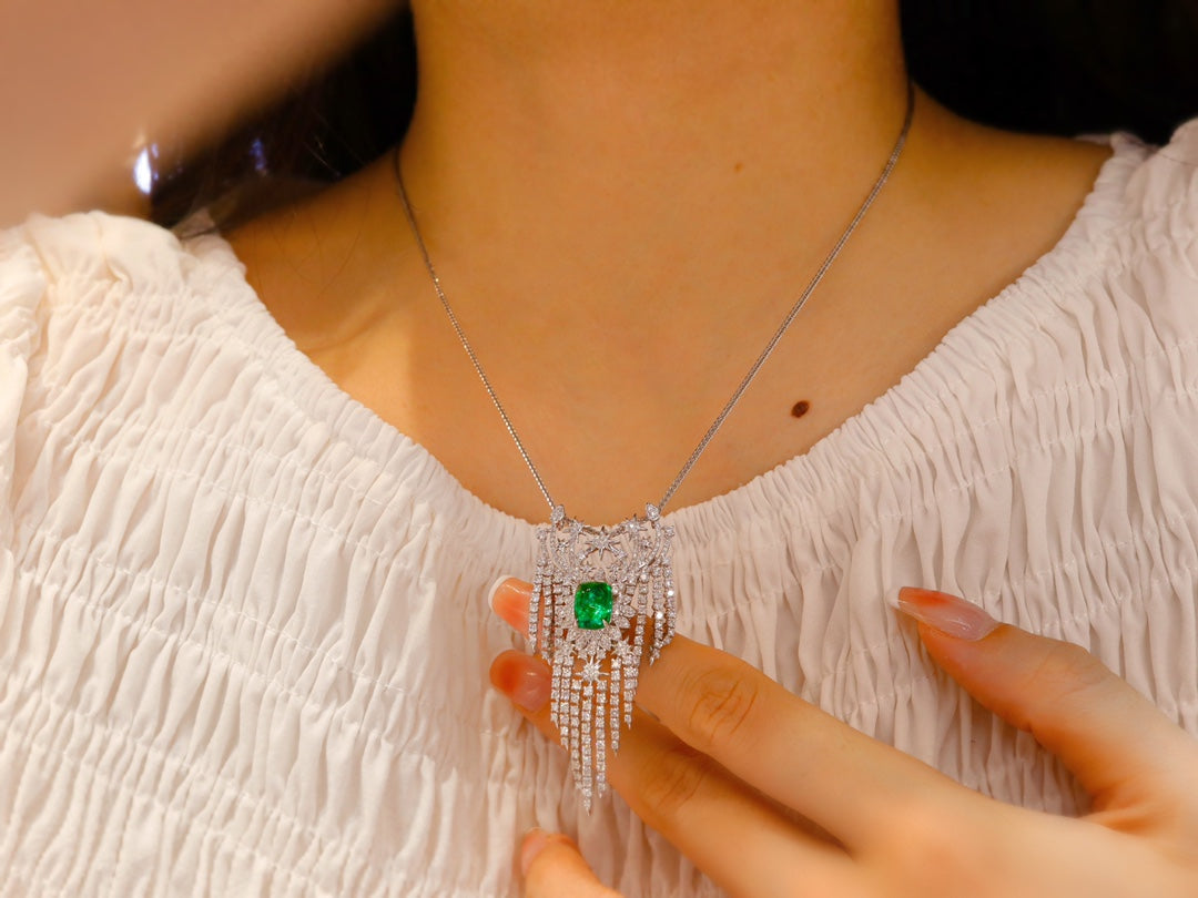 Mesmerizing Emerald Pendant/Brooch: A Luxurious Statement Jewelry