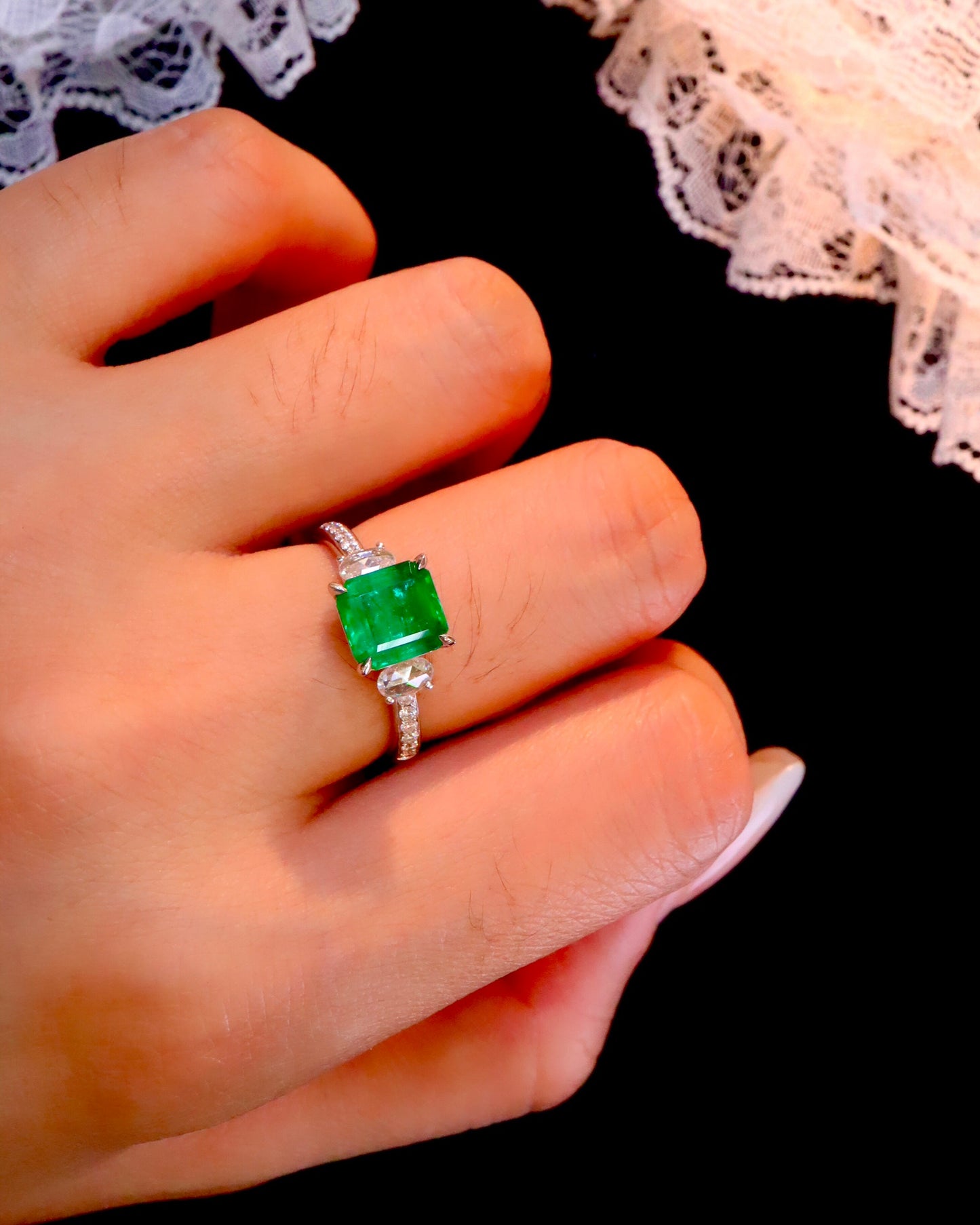 Elegant Classic Jewelry: Natural Emerald Ring with Diamond Accent