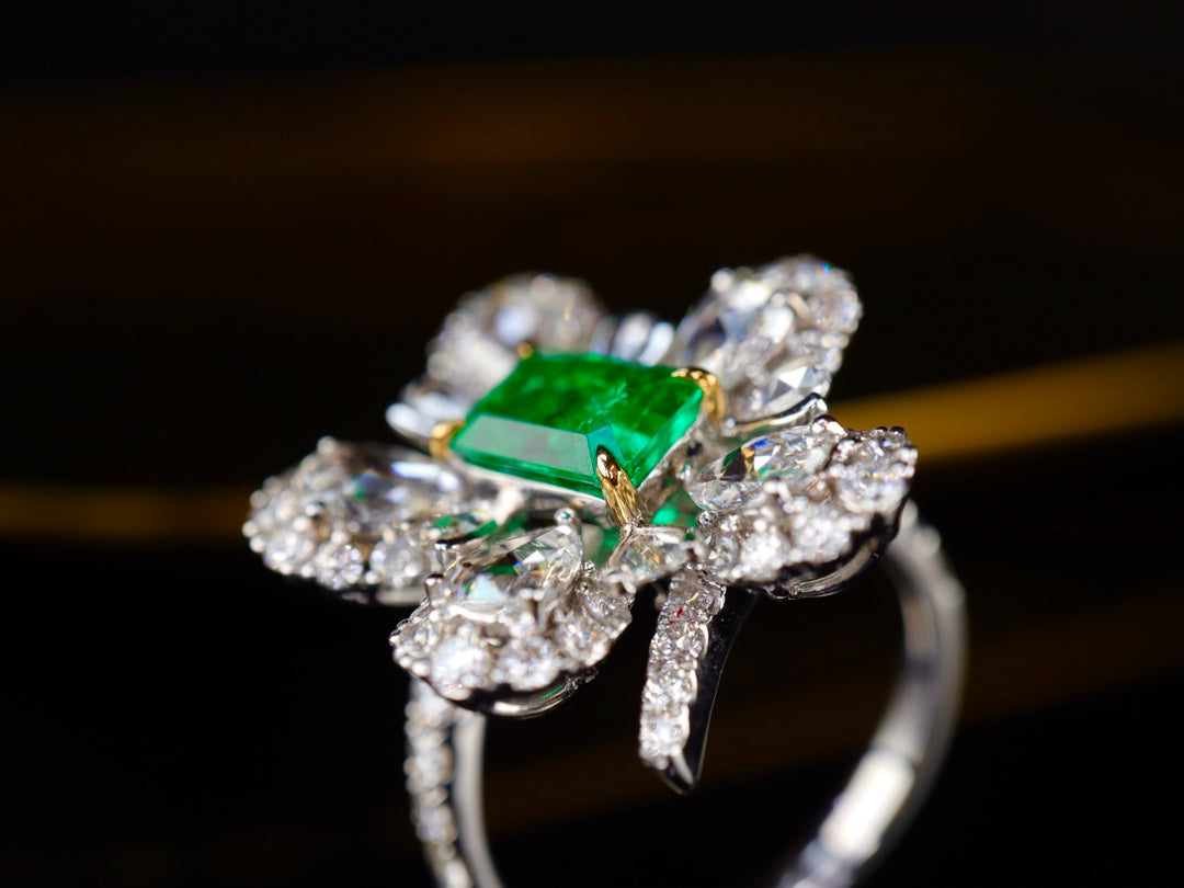 Emerald Ring Jewelry - Elegant and Refined Piece