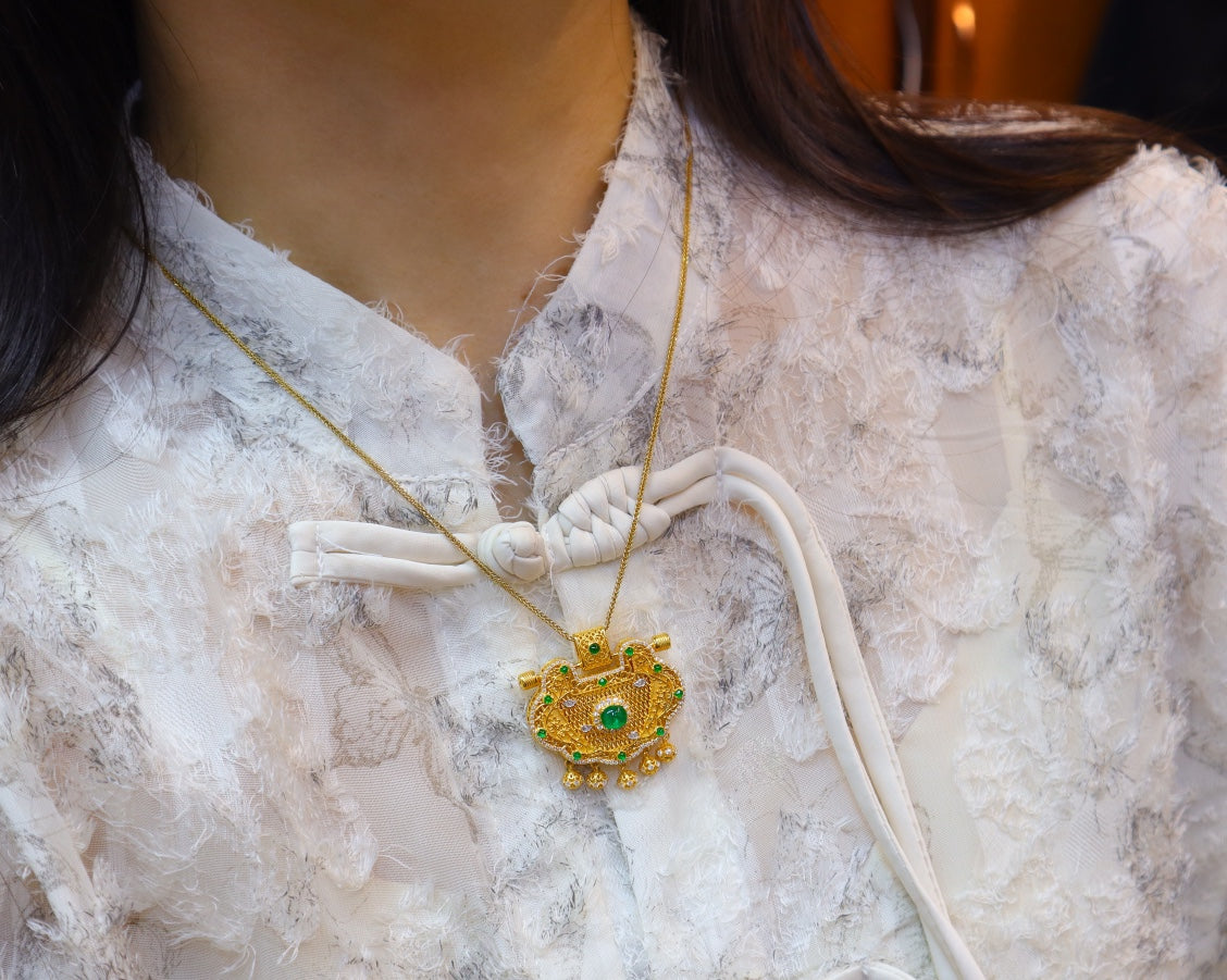 Luxurious Ruyi Lock Pendant - Emerald Drop Jewelry