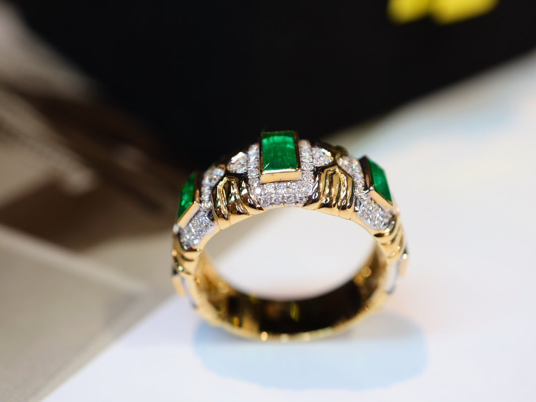 Vintage-Style Emerald Cluster Ring - Premium Jewelry Piece