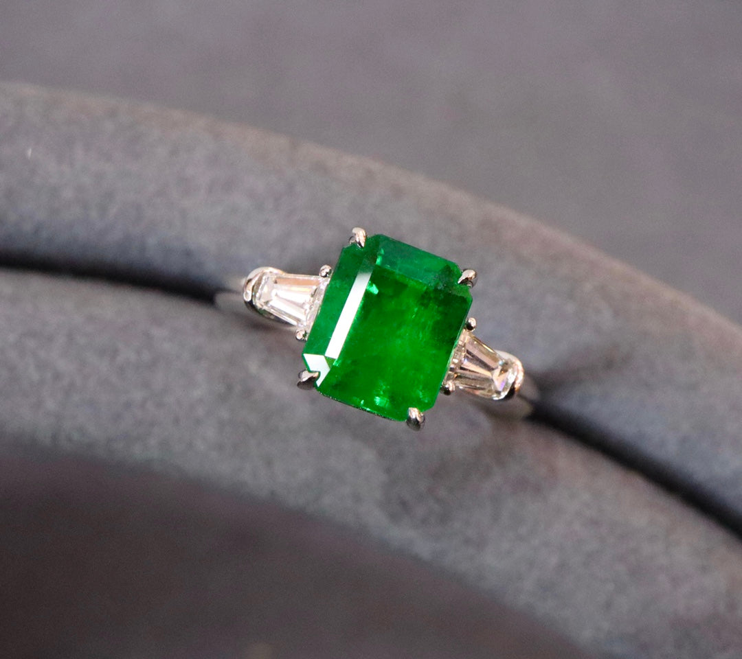 Exquisite Three-Stone Natural Emerald Ring - A Must-Have Jewelry