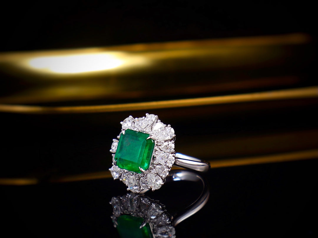 Emerald Ring Jewelry: Luxurious Piece with GIA Certificate