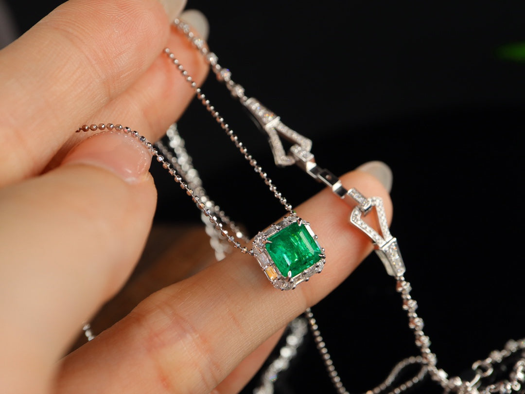 Versatile Emerald Bracelet/Pendant Jewelry - Vivid Green Gemstone