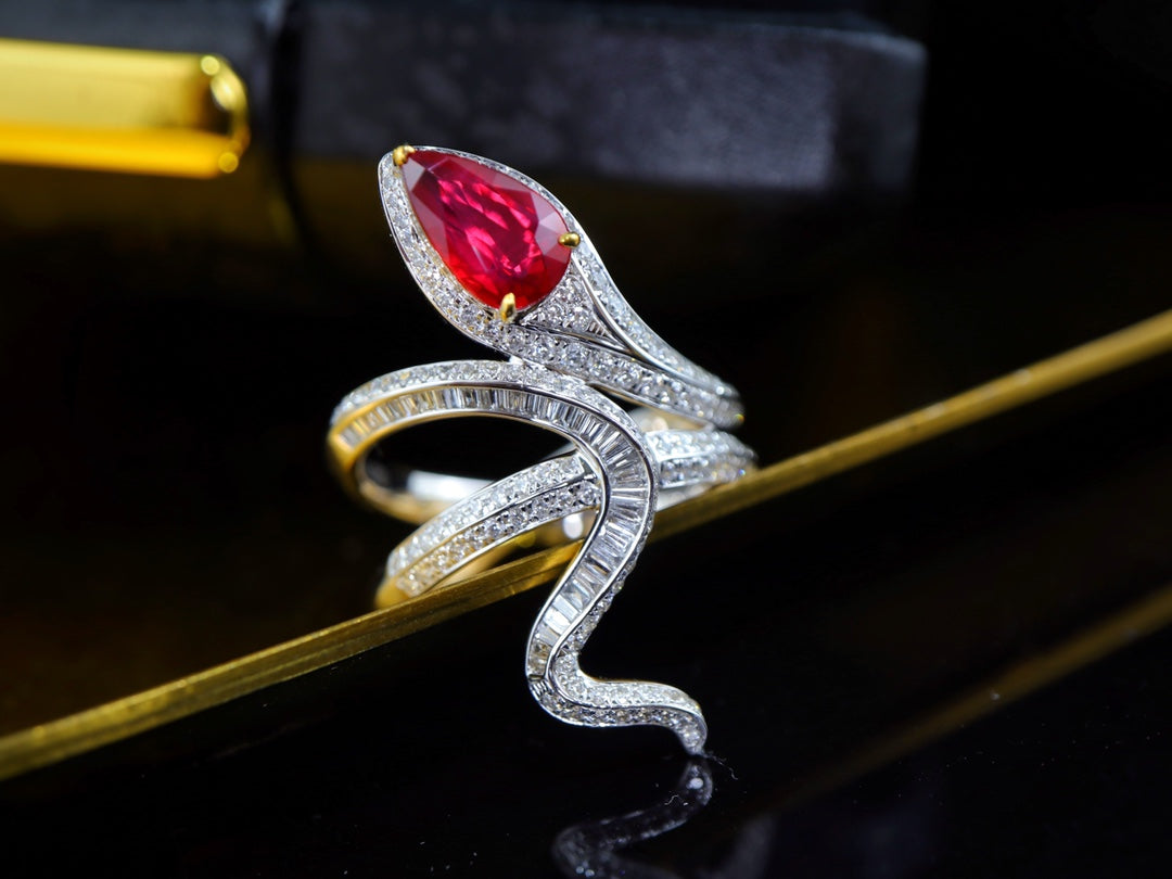 Luxe Pigeon Blood Red Ruby Ring - Snake Design Sieraden