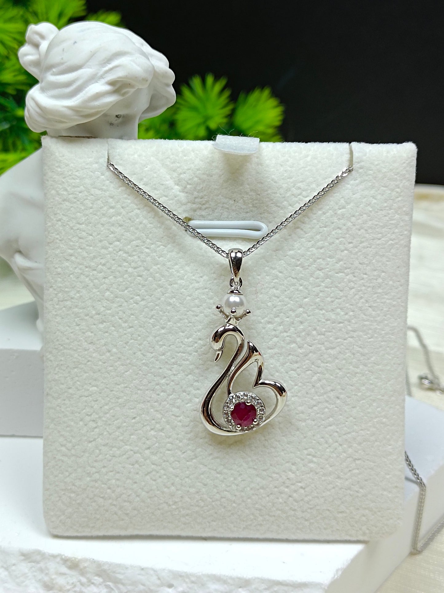 Elegante ciondolo a forma di cigno in argento sterling S925 con decorazioni di rubini - Gioielleria raffinata