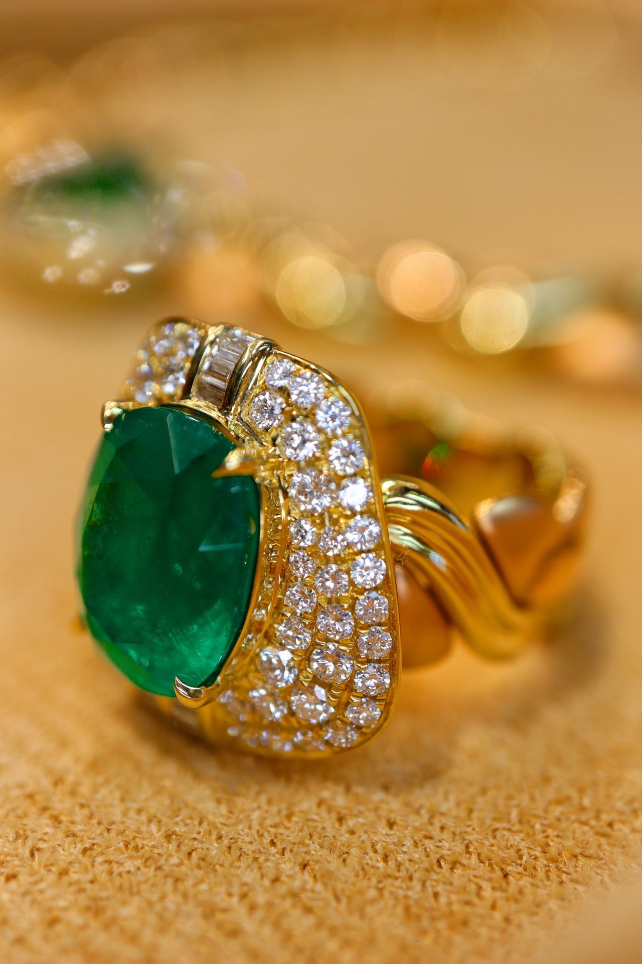 Emerald smyckesset: Vintage modern design, 18K guld och diamantaccenter