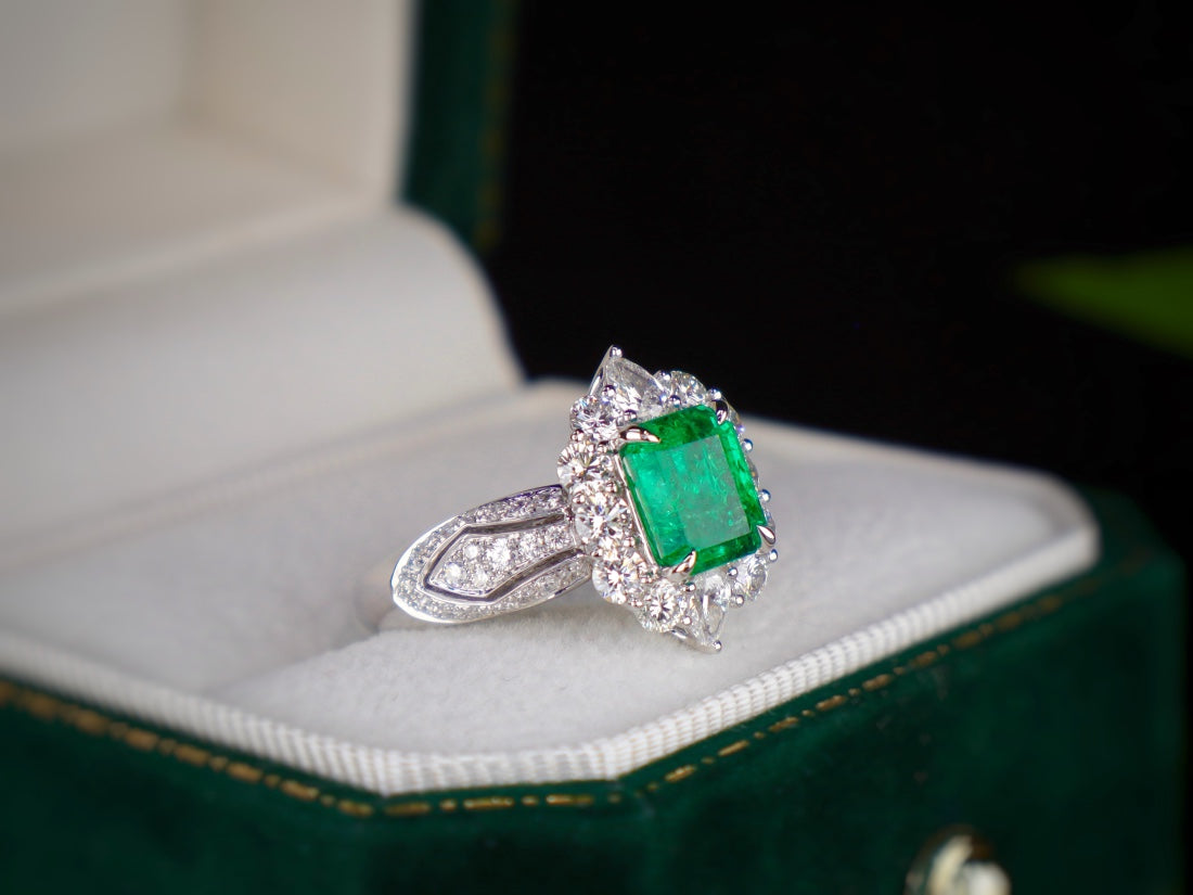 Emerald Ring Jewelry - High-Quality Vivid Green Glassy Masterpiece