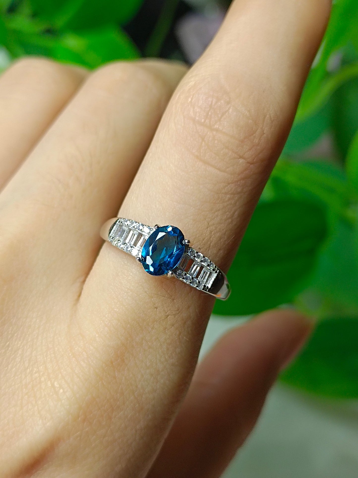 Anello Mystic London con topazio blu: gioielli squisiti per un'eleganza incantevole