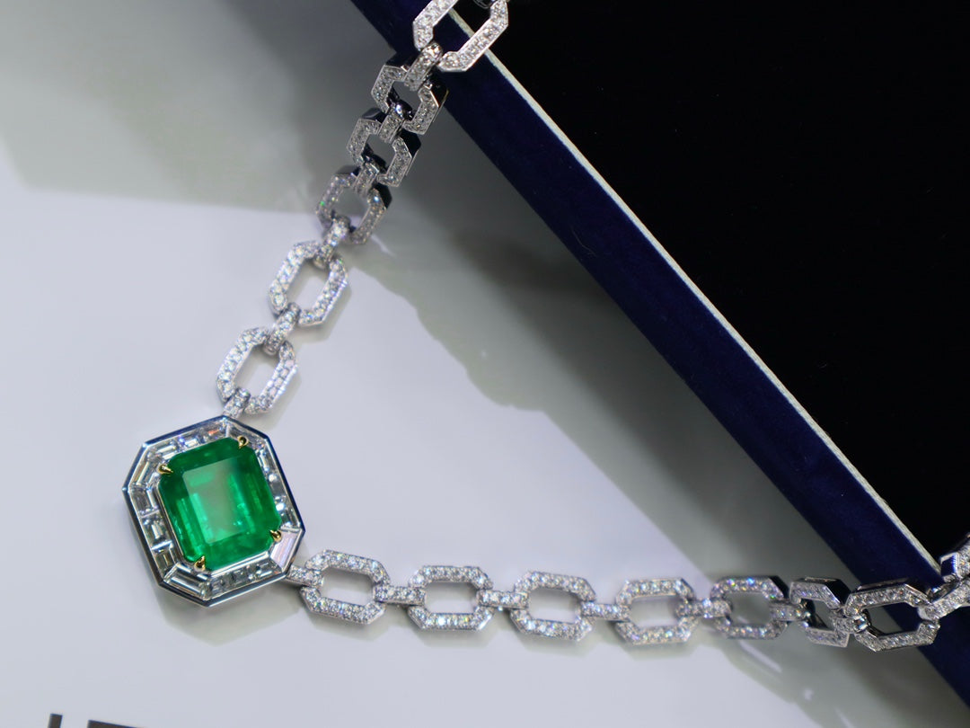 Elegant Emerald Necklace - A Touch of Luxurious Jewelry