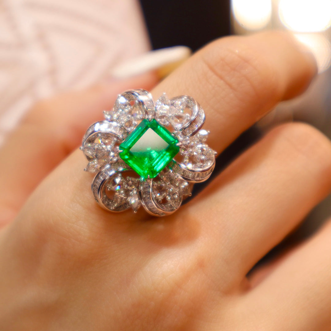 Emerald Ring with Advanced Flower Design - Premium Jewelry Collection