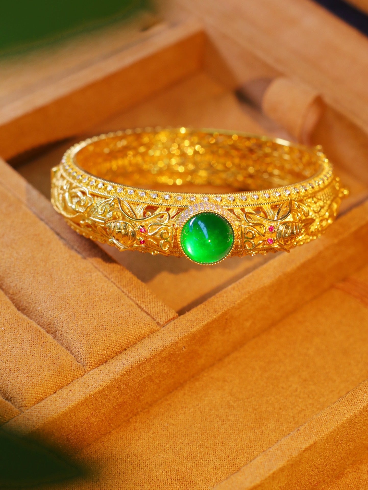 Dragon-Inspired Emerald Filigree Bracelet - Luxury Jewelry