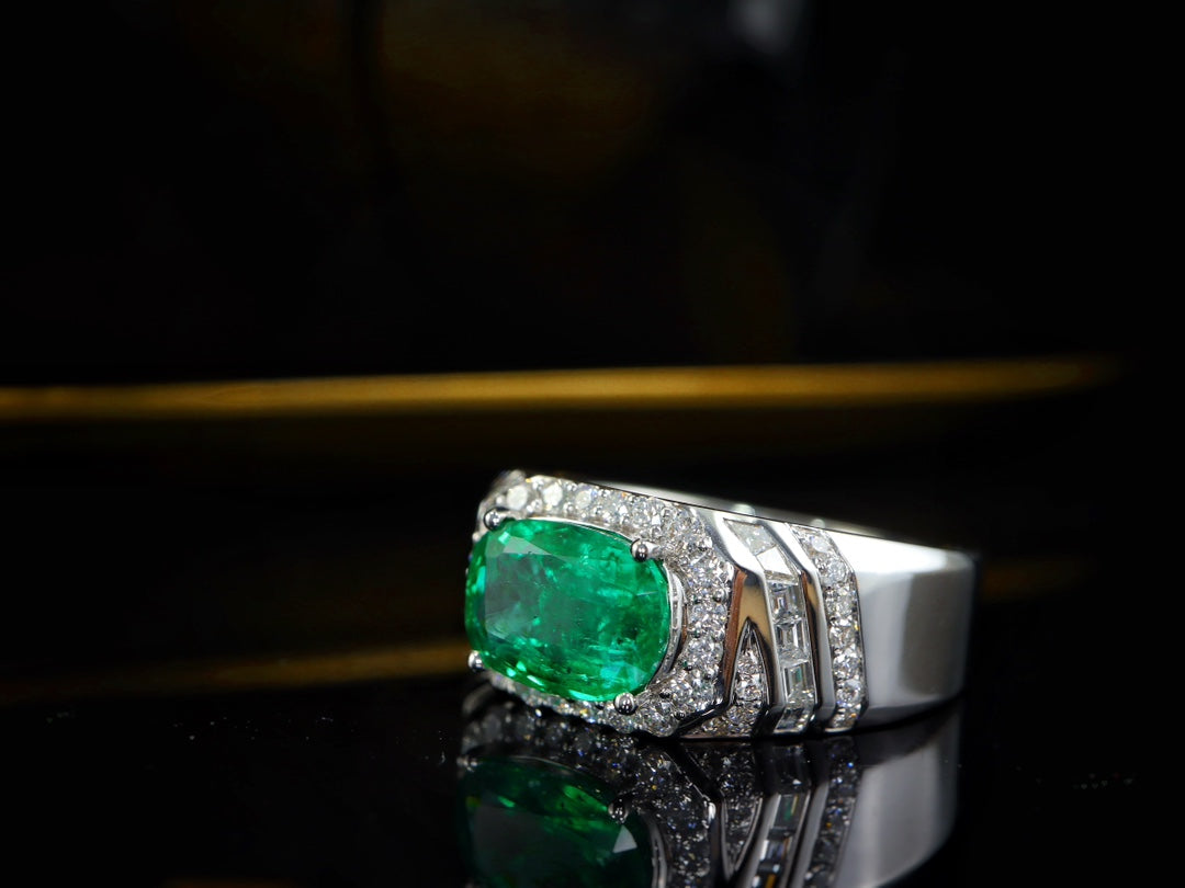 Charming Men's Ring - Emerald Jewelry Piece