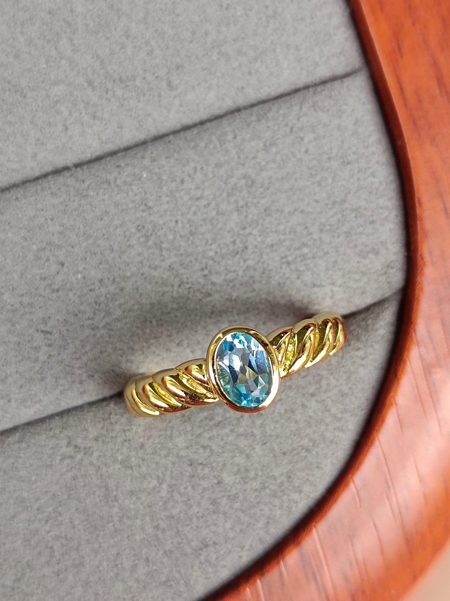 Natural Vintage Topaz Ring - Exquisite Jewelry for Elegant Taste