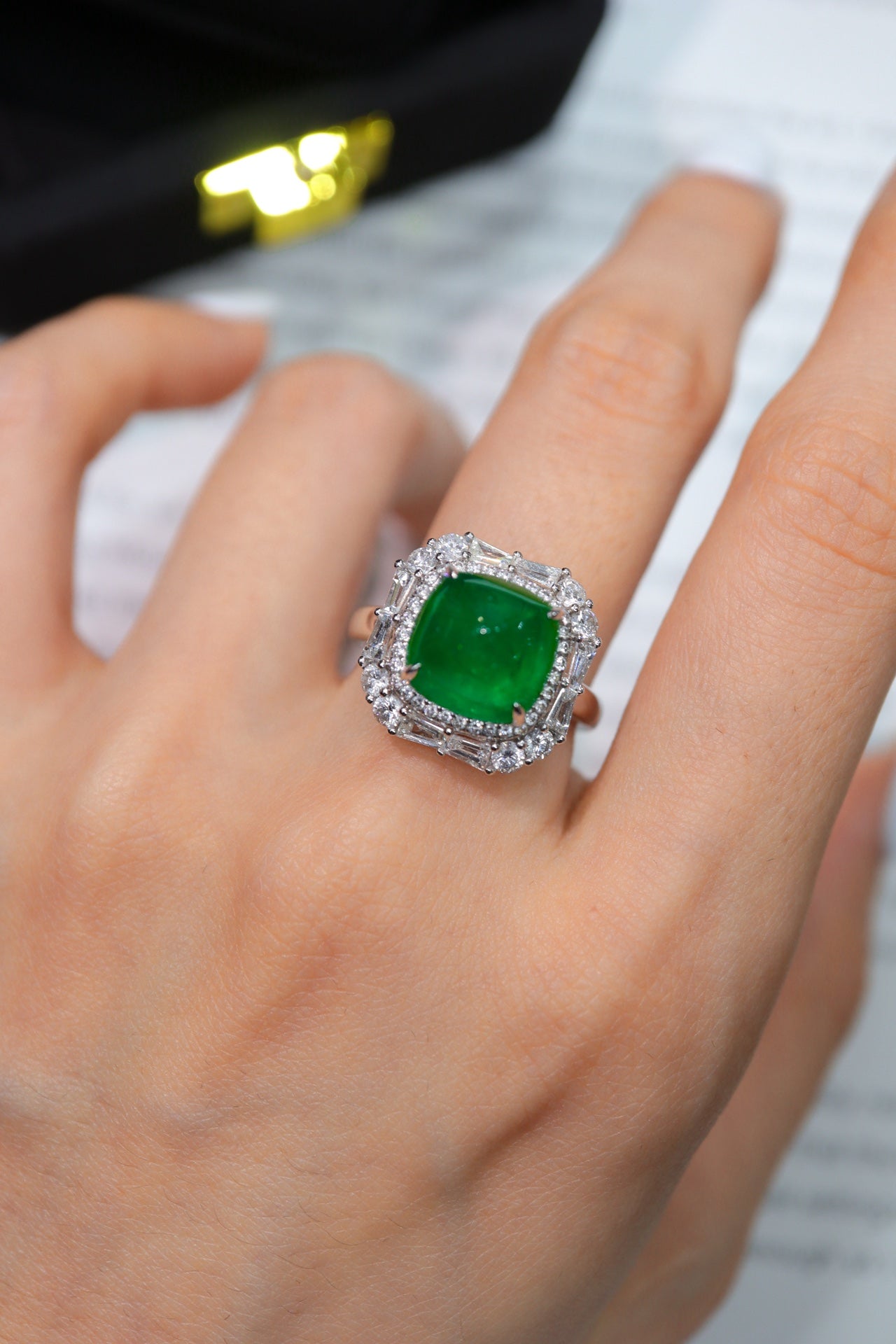 Sugarloaf Emerald Ring: Luksuriøst smykkestykke