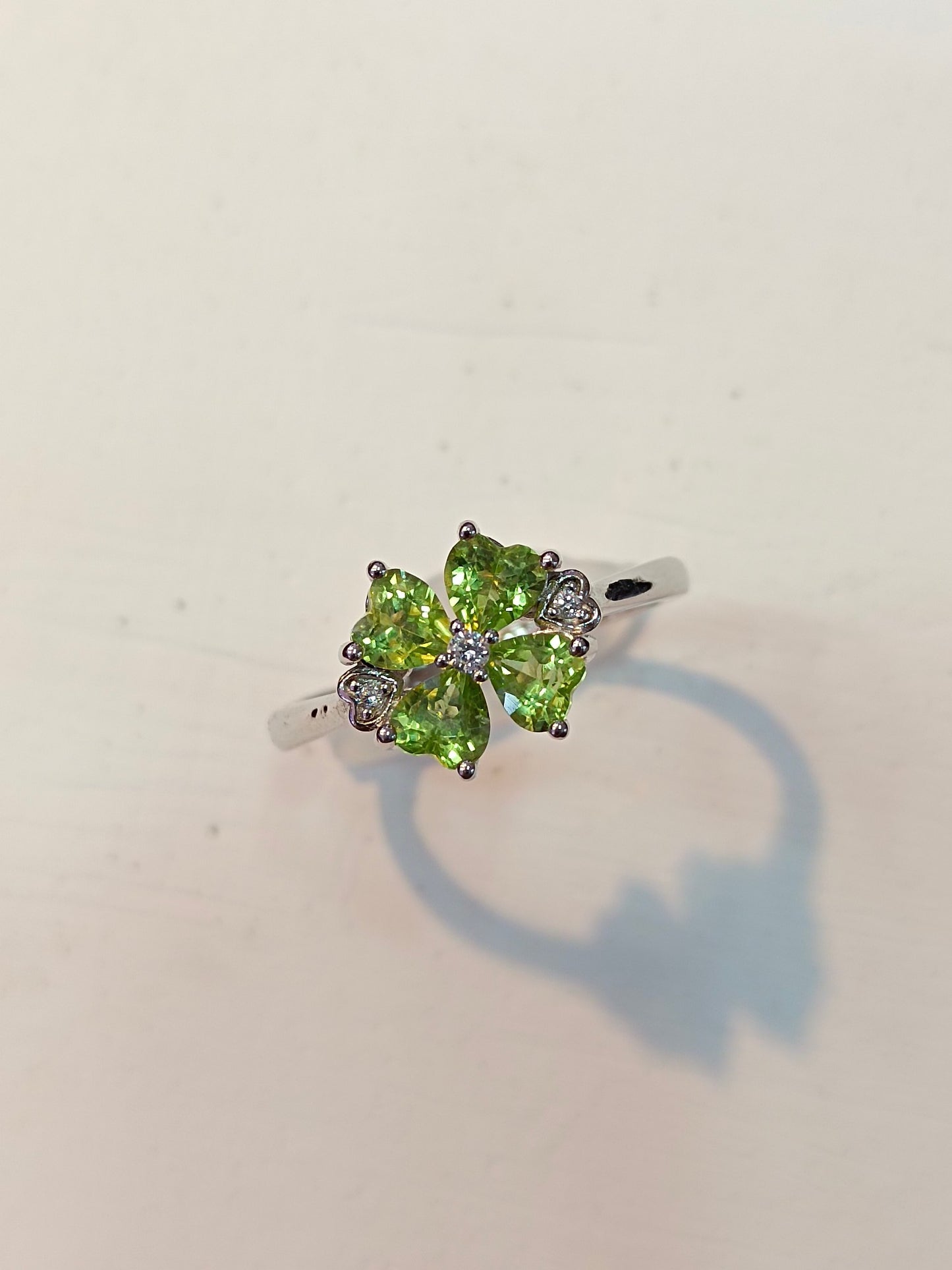 Anello in argento sterling S925 con quadrifoglio impreziosito da peridoto e cuore - Gioielli eleganti