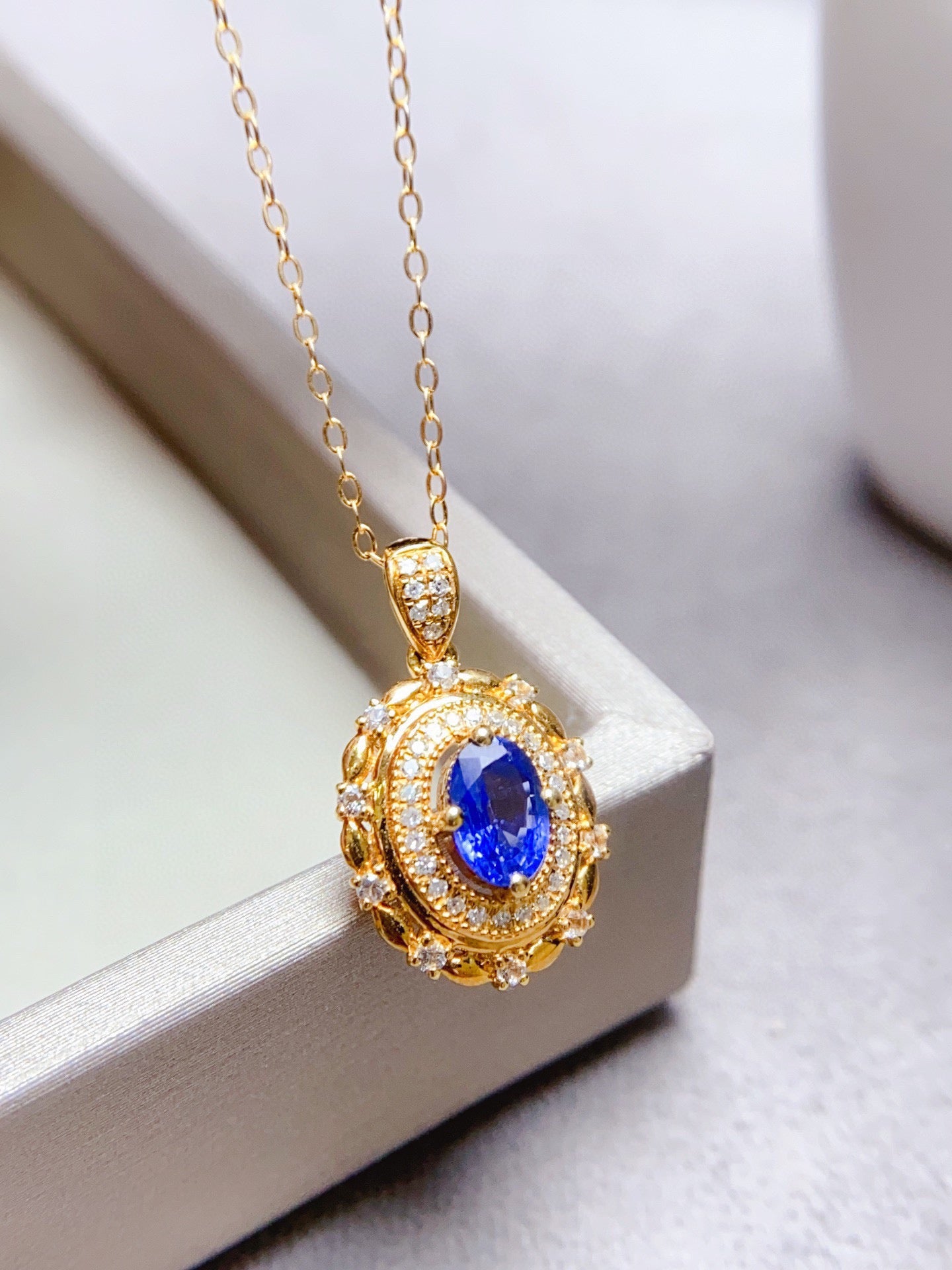 Natural Sapphire Pendant in 18k Gold with Diamond Accents - Exquisite Jewelry