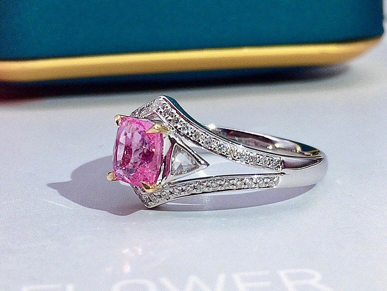 Elegant tidlöshet: Ouppvärmd Padparadscha-ring i 18K guldsmycken