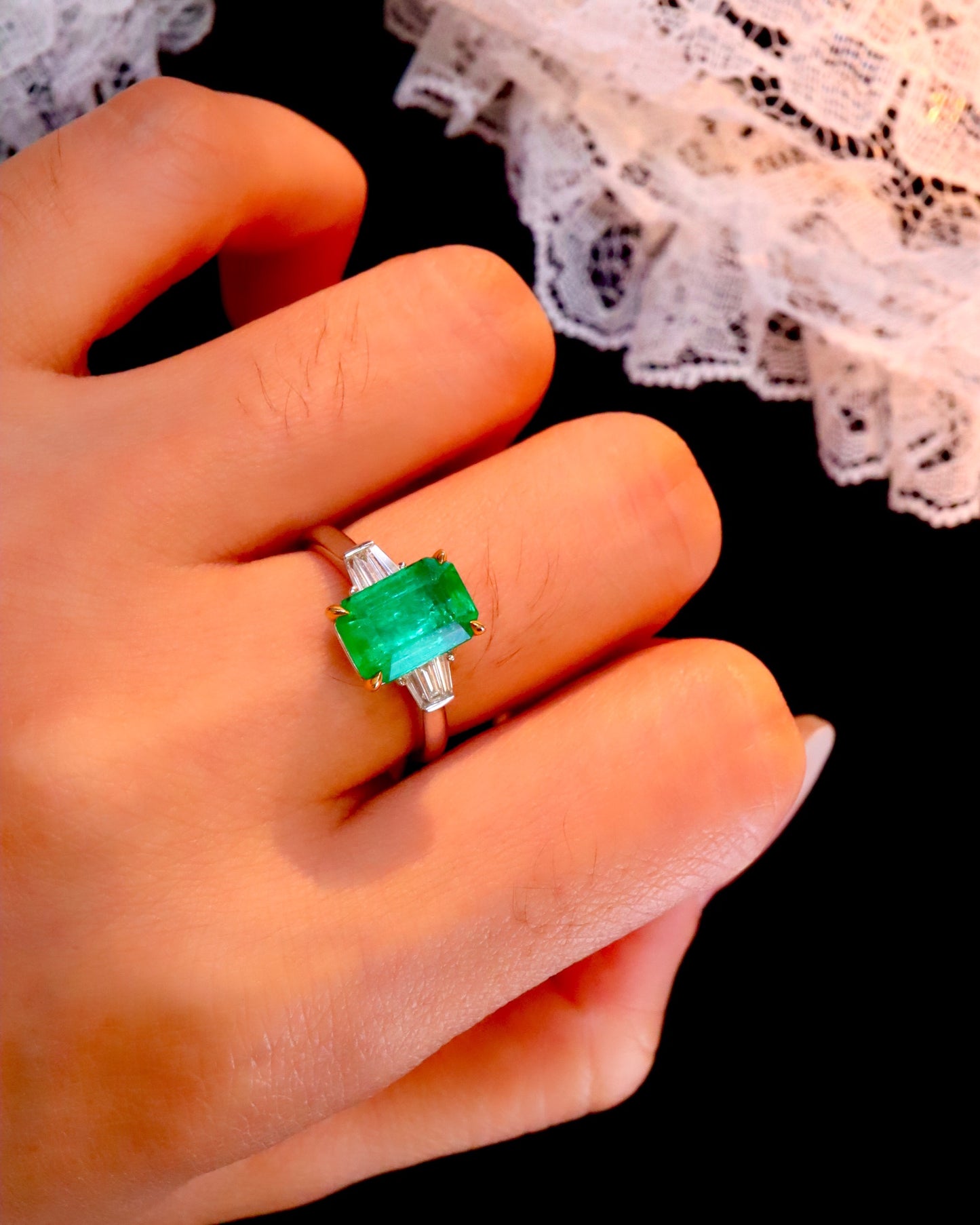 Exquisite Jewelry: Classic Three-Stone Natural Emerald Ring