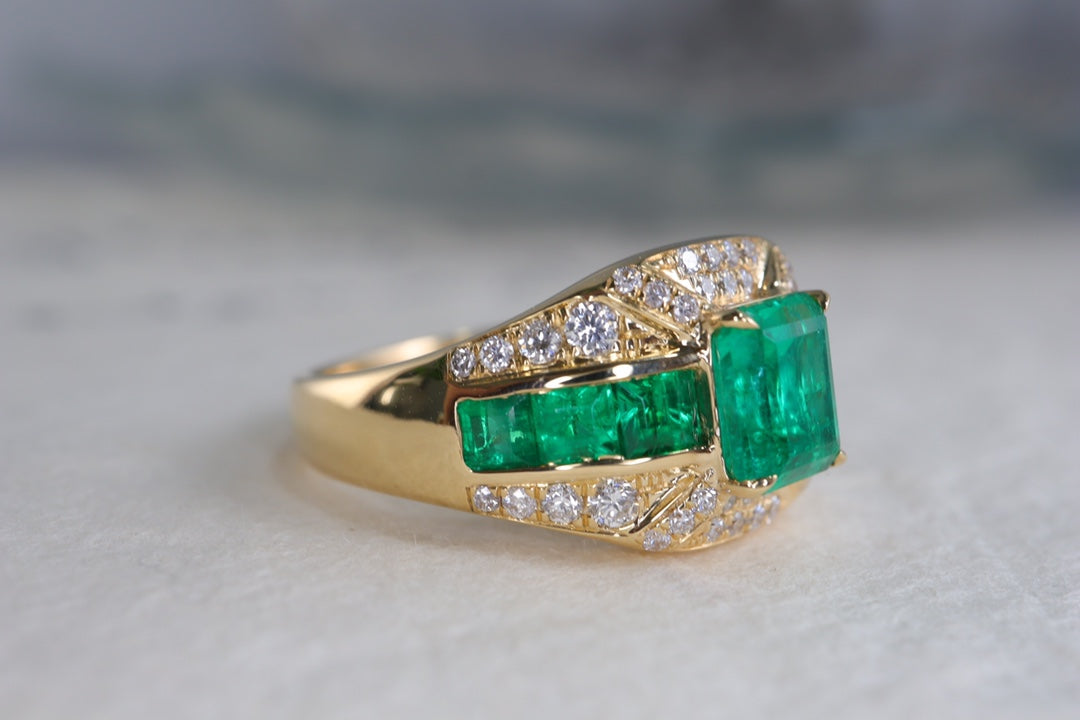 Vintage-Style Emerald Ring - A Luxurious Jewelry Piece