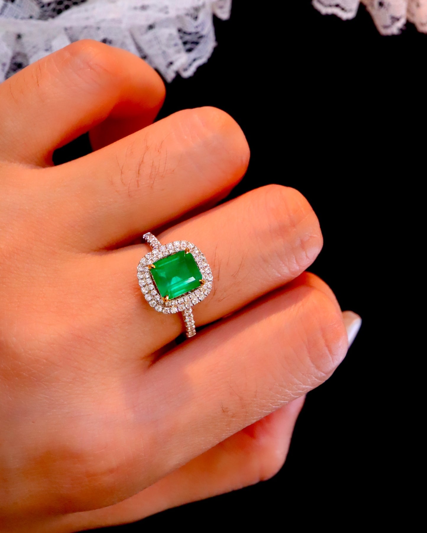 Elegant and Versatile Natural Emerald Ring - A Must-Have Jewelry