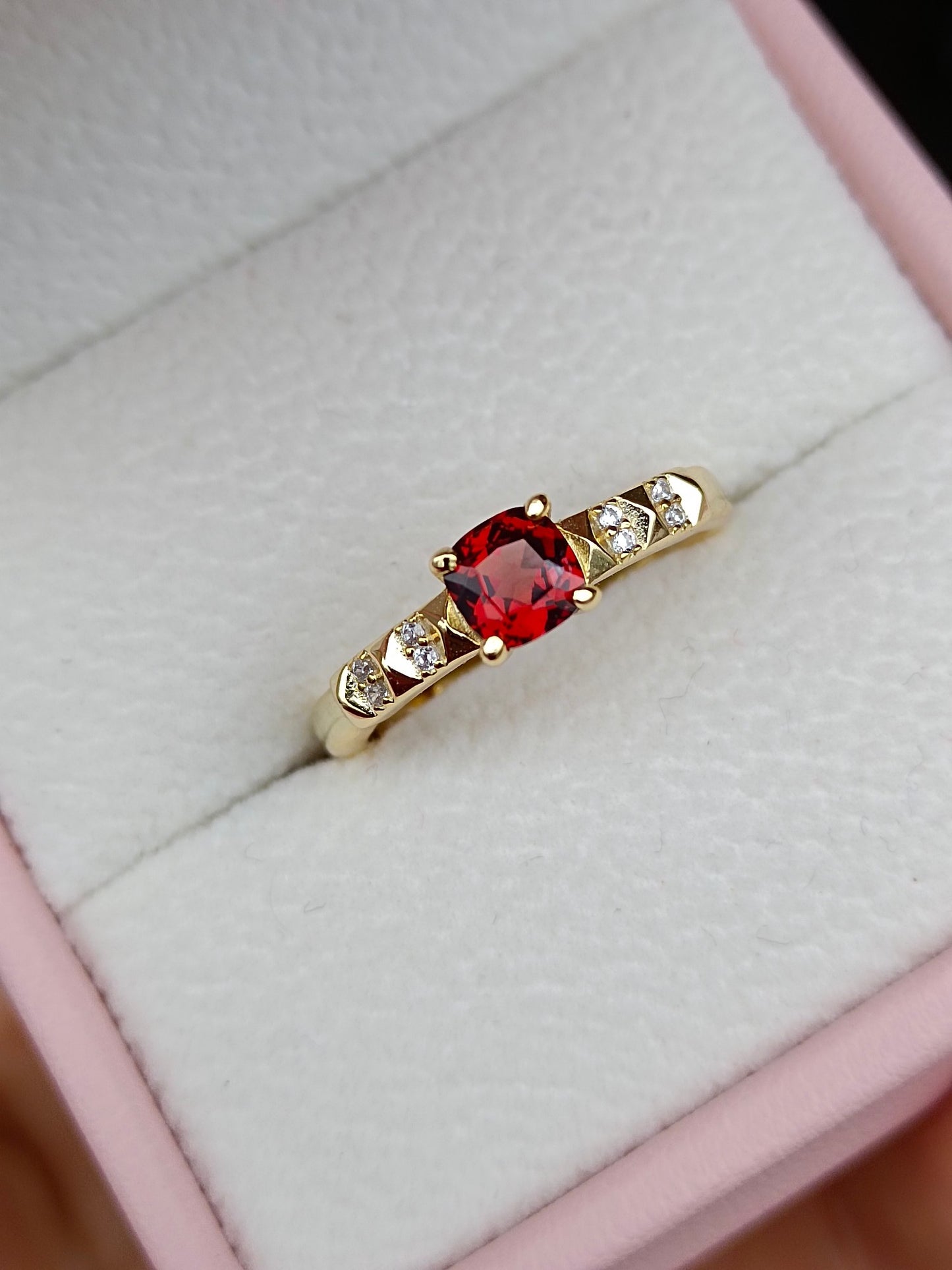 Cincin Batu Garnet Alam - Perhiasan Unik dan Elegan