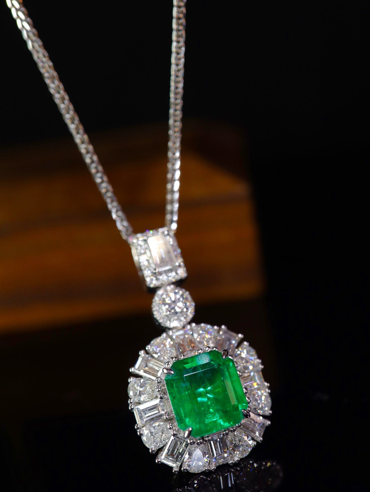 Emerald Pendant Jewelry: Vivid Green Masterpiece with Sparkling Diamonds