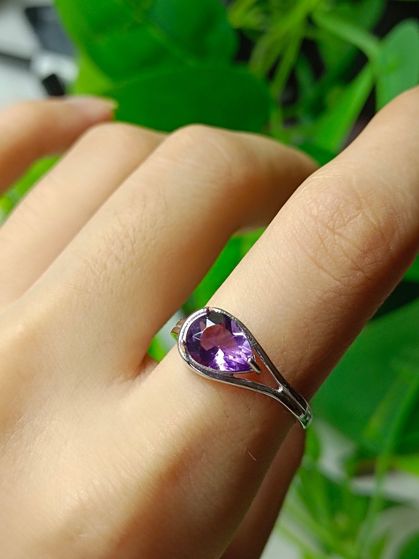 Mystischer lila Amethyst-Wassertropfen-Ring – einzigartiges Schmuckstück