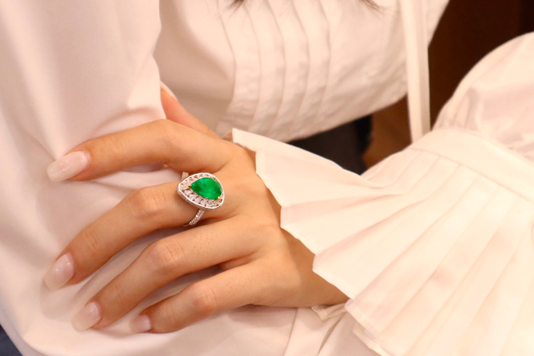 Emerald Ring with Exceptional Clarity and Design - Premium Jewelry