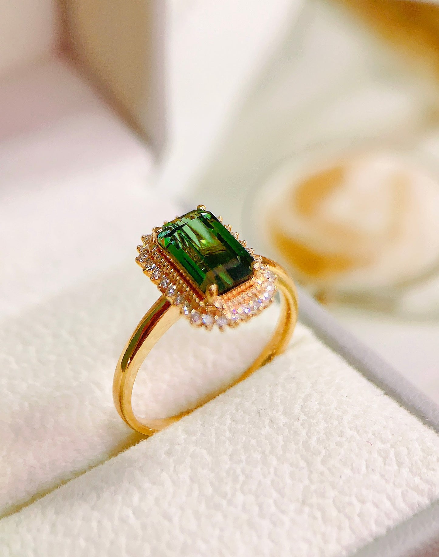 Exquisite Green Tourmaline Ring - A Symbol of Vitality and Elegance