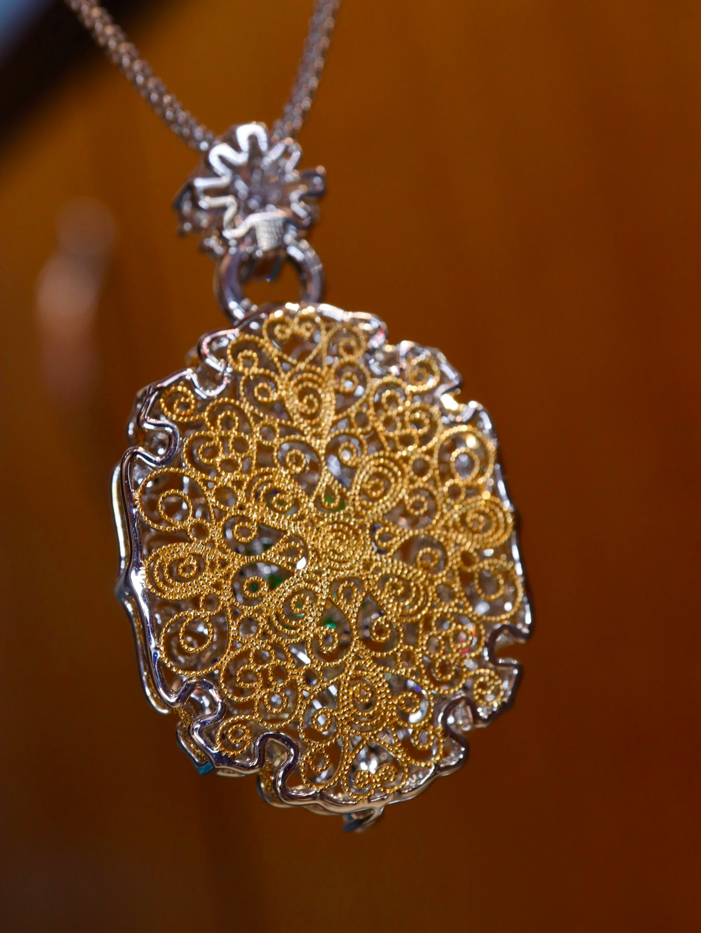 Buccellati Emerald Pendant: A Timeless Jewelry Piece