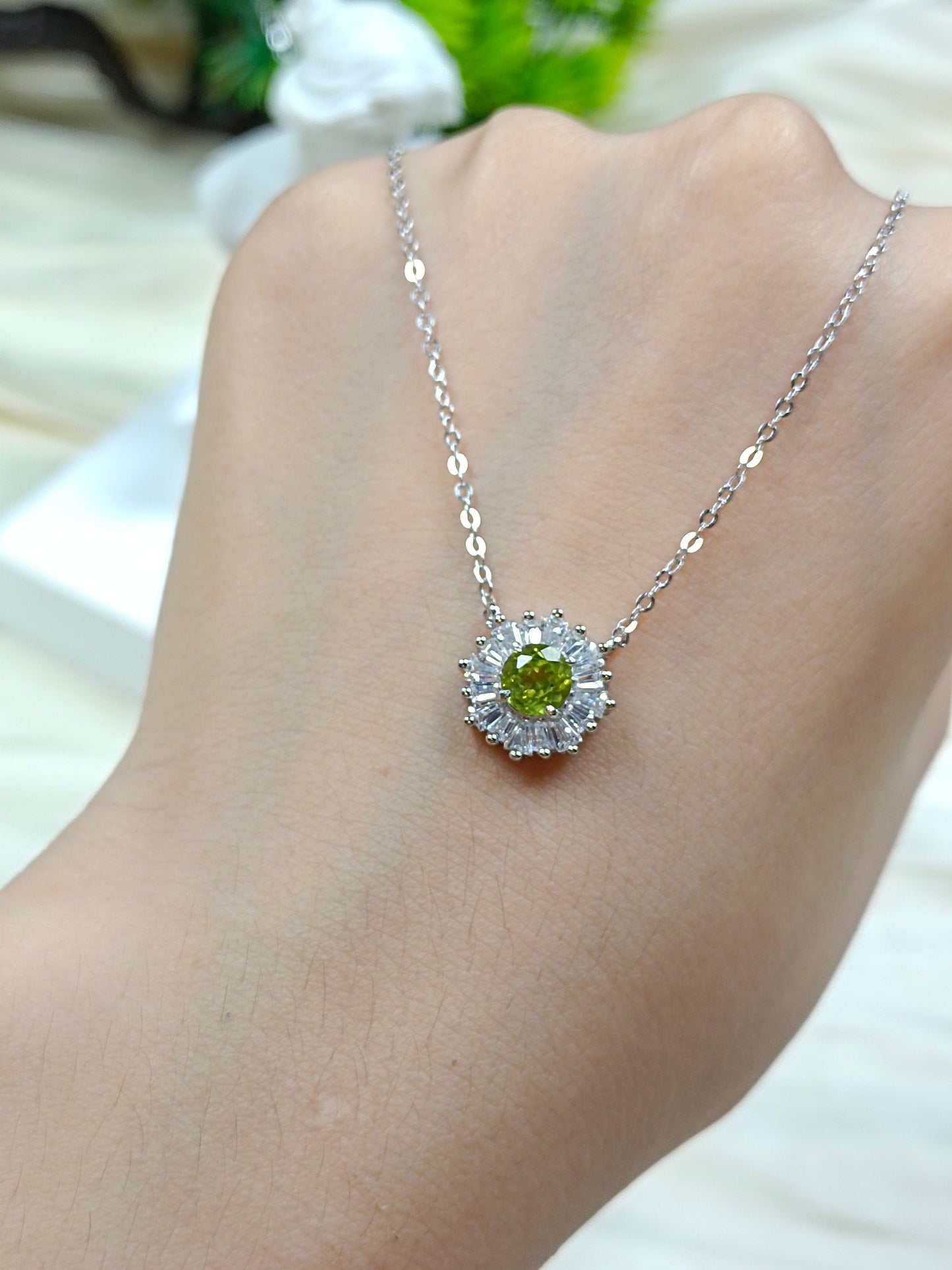 S925 Silver Embedded Peridot Pendant Necklace - Sunflower Design