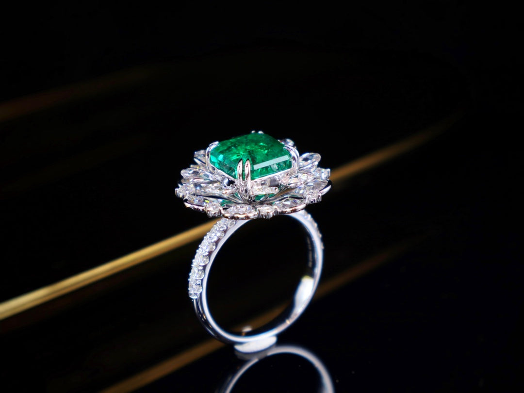 Emerald Ring - Luxurious Flower Design Jewelry