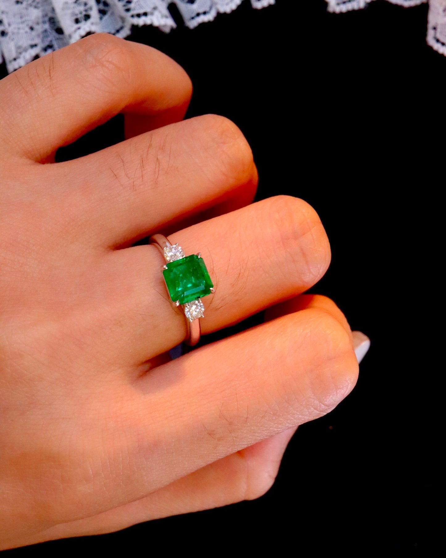 Exquisite Three-Stone Jewelry: Natural Emerald Ring