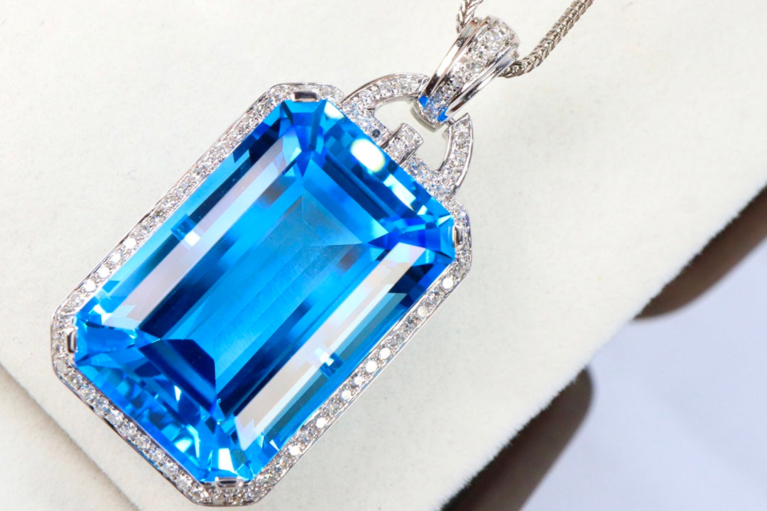 Exquisite 18K Gold and Diamond Natural Swiss Blue Topaz Pendant Jewelry