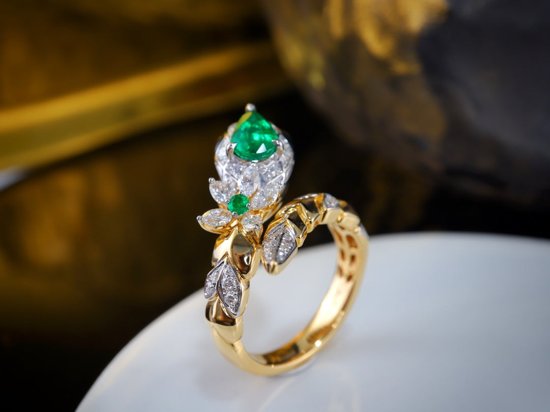 Serpentine Design Emerald Ring - A Mystical and Luxurious Jewelry Piece