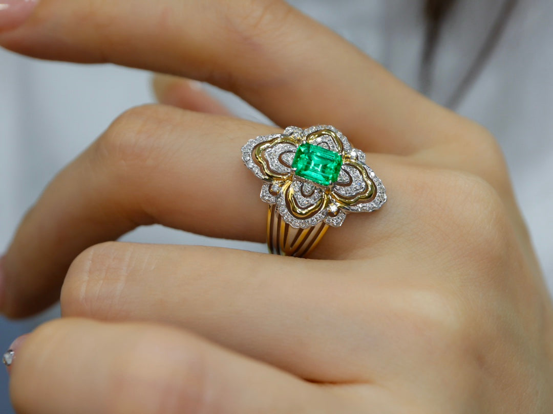 Buccellati-Style Emerald Ring with Lace Diamond Design