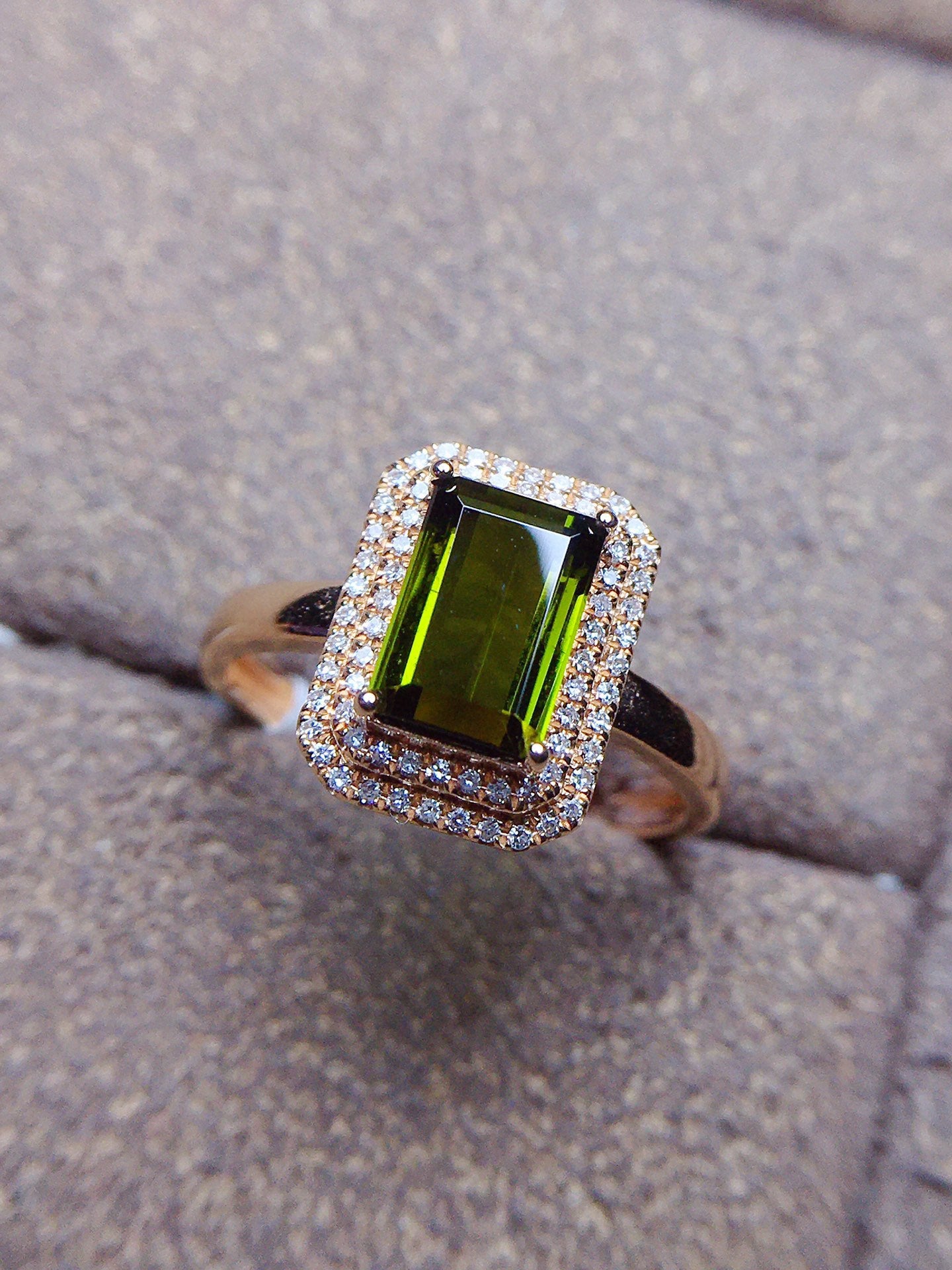 Natural Tourmaline Ring in 18k Gold - A Stunning Piece of Jewelry