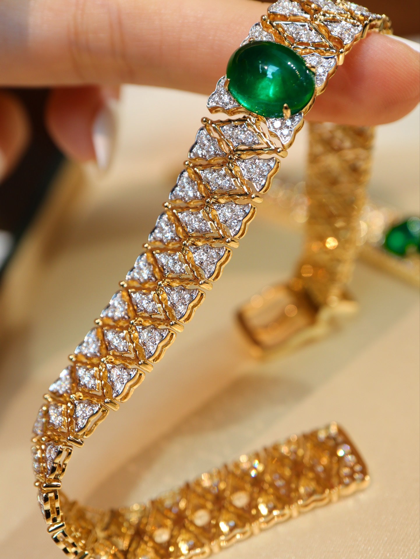 Luxurious Customized Emerald Bracelet - Exclusive Jewelry Collection