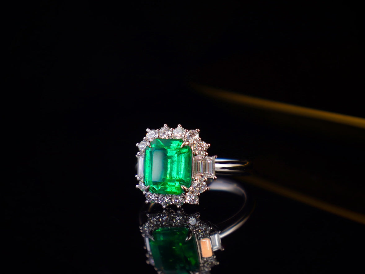 Emerald Ring - Exquisite Jewelry Piece for Daily Elegance