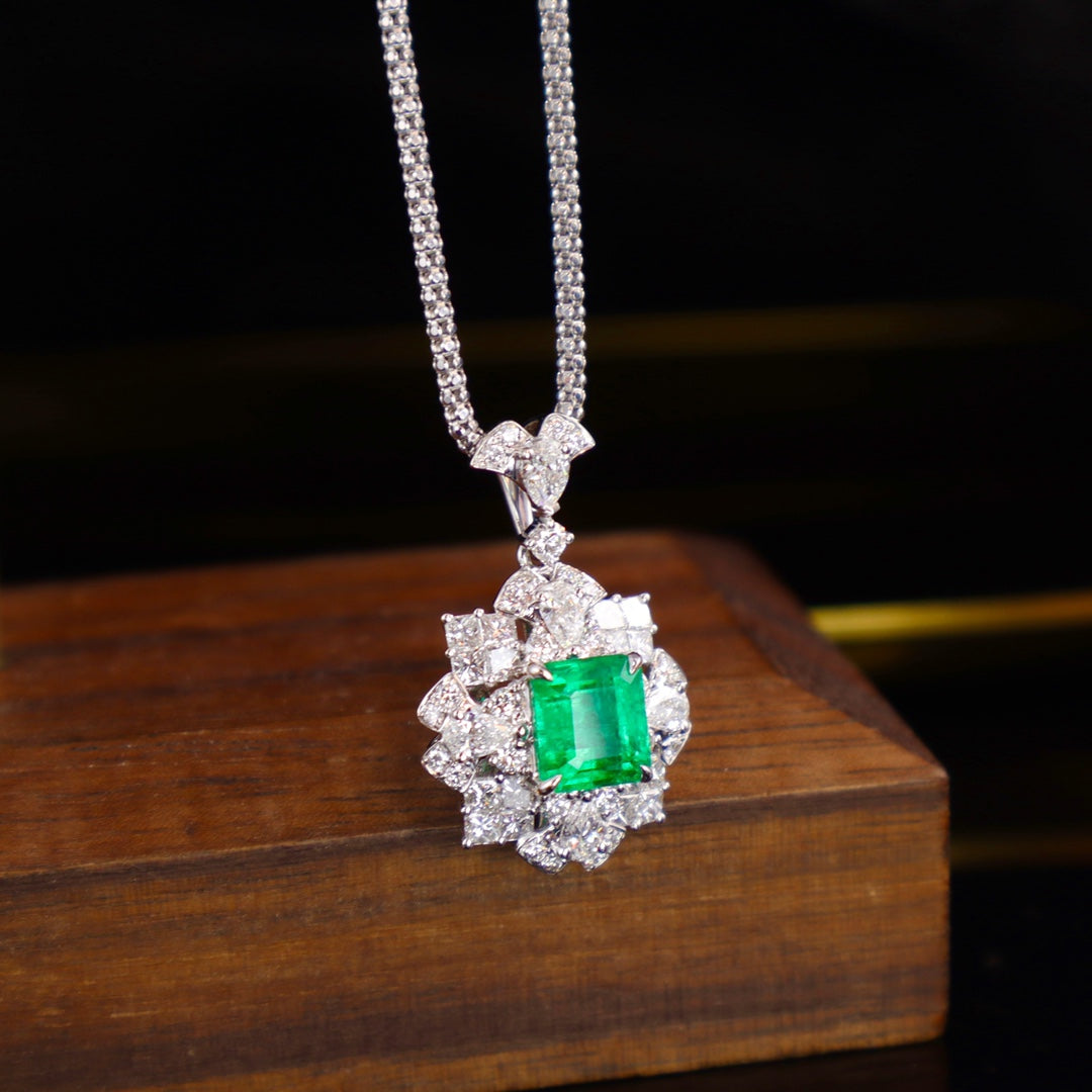 Panjshir Emerald Pendant - et luksuriøst smykke